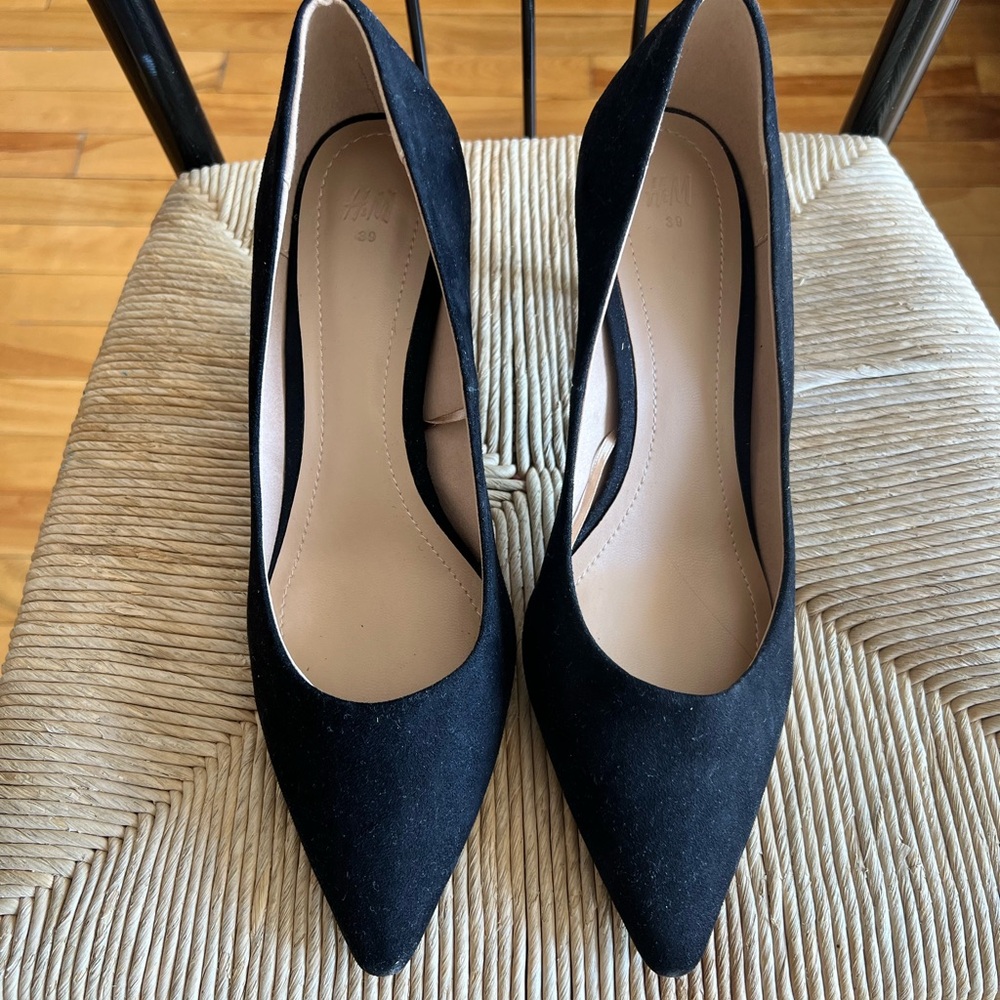 Black pointed toe pump